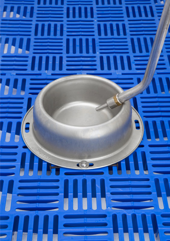 Hog Slat AquaBowl farrowing drinkers combined with AquaFlo nipple water pipe assemblies keep fresh water available for farrowing sows, while also providing an easily accessible water source for young piglets. 