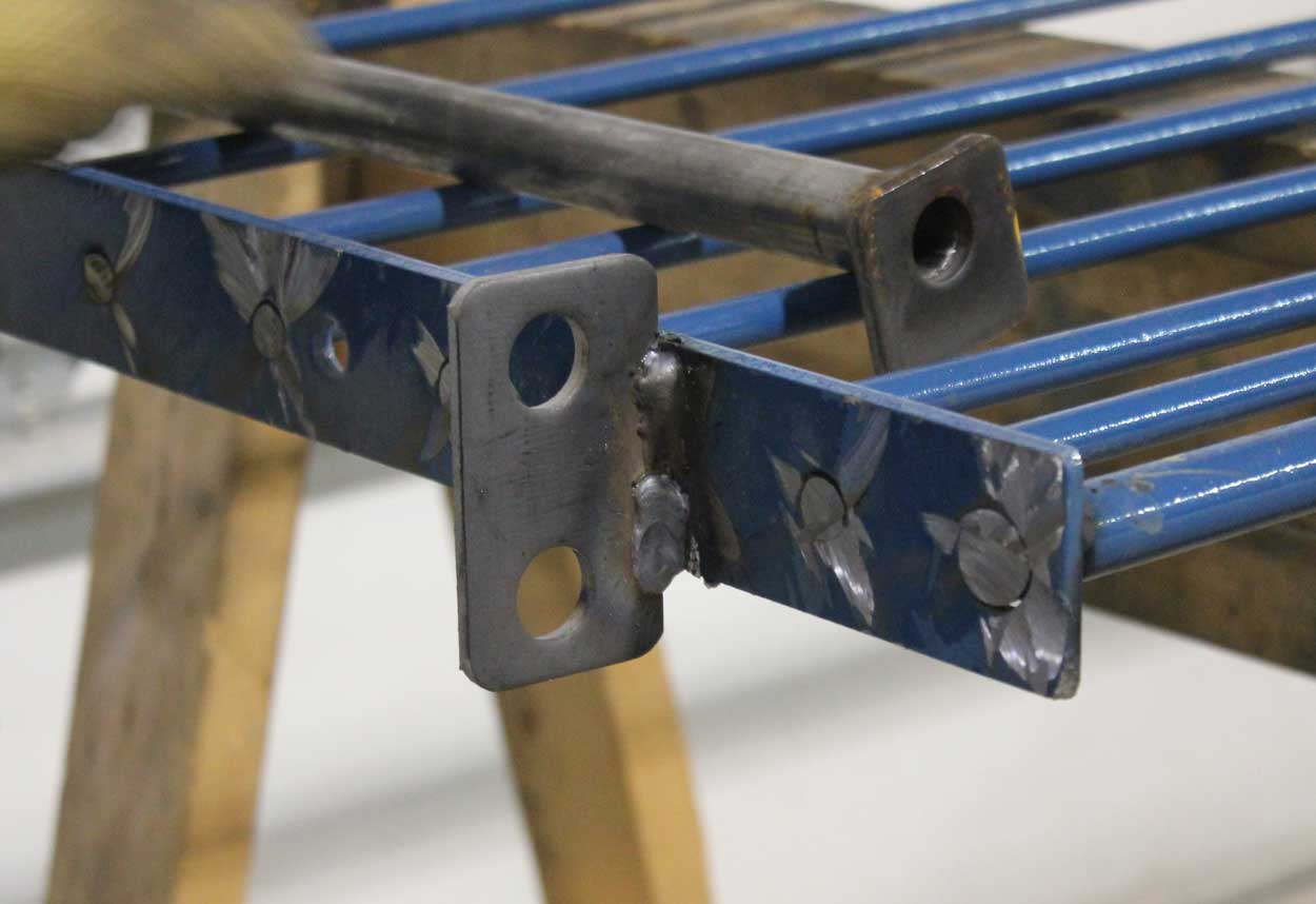 After adjusting and re-welding the upright into place on Cut & Weld panels, clips and drop tube pipes can be attached to complete your customized gating solution.